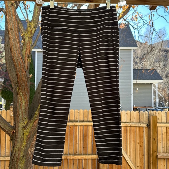 Athleta Chaturanga Capri Leggings Tights Black Gray Yoga Training Medium - Picture 3 of 14
